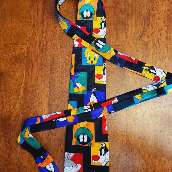 Looney Tunes Mania ~ Vintage Character Themed Necktie ~ Excellent Condition - Picture 1 of 6
